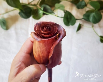 Rose détaillée en bois faite à la main avec pétales Sculpture de fleurs en bois de cèdre sculpté à la main Cadeau d'anniversaire de 5 ans pour son mariage Rose rouge pour toujours