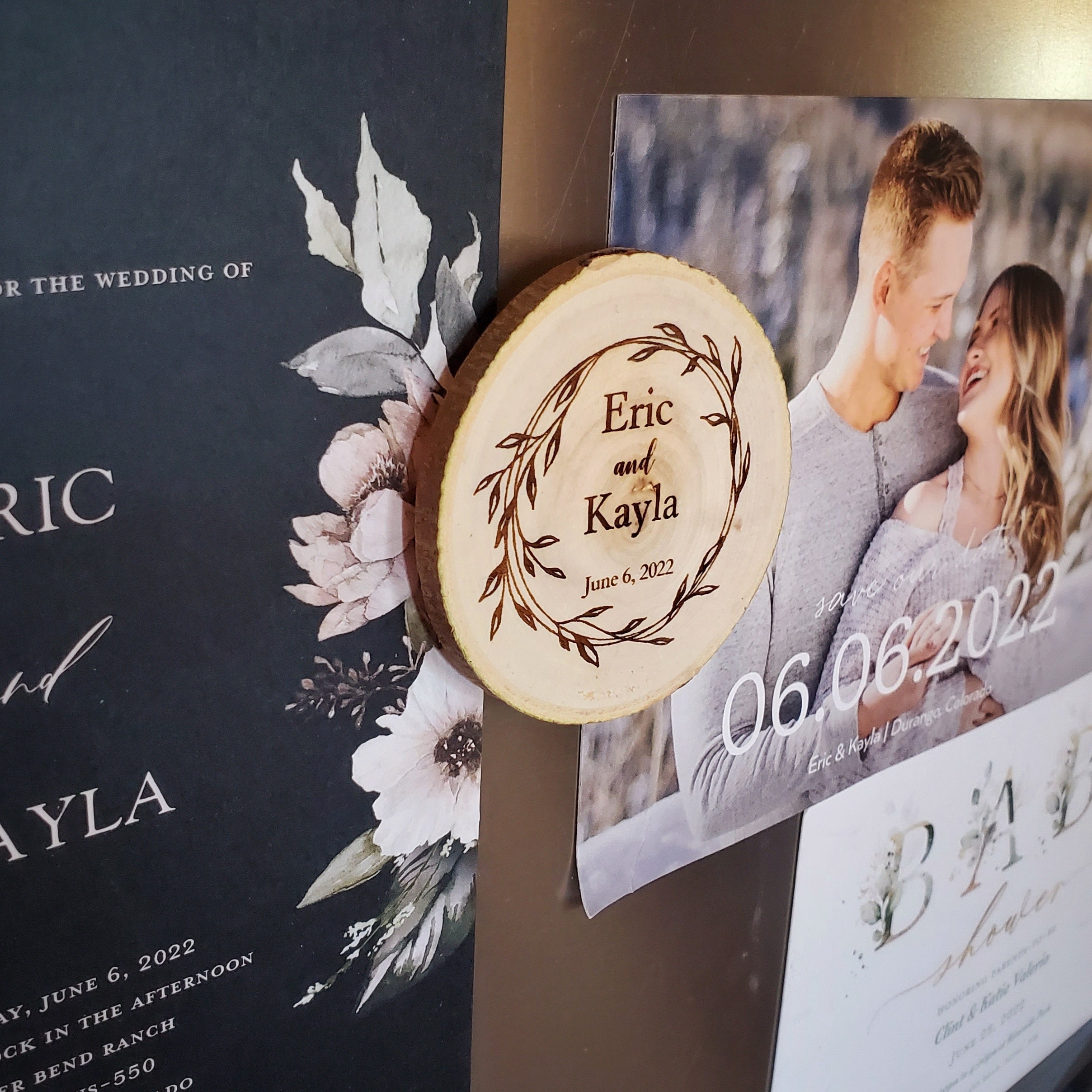 Bulk Personalized Wedding Favor Fridge Magnets Wooden Engraved Gifts for Guests small Rustic Wood Slice Magnets Wreath Border Leaves Flowers
