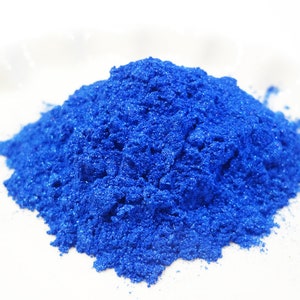 Puede incluir: Un mont&oacute;n de polvo de purpurina azul brillante. El polvo es fino y brillante, y es perfecto para agregar brillo a las manualidades y proyectos.