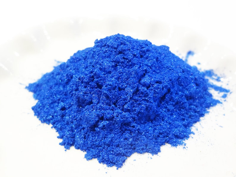 Puede incluir: Un mont&oacute;n de polvo de purpurina azul brillante. El polvo es fino y brillante, y es perfecto para agregar brillo a las manualidades y proyectos.
