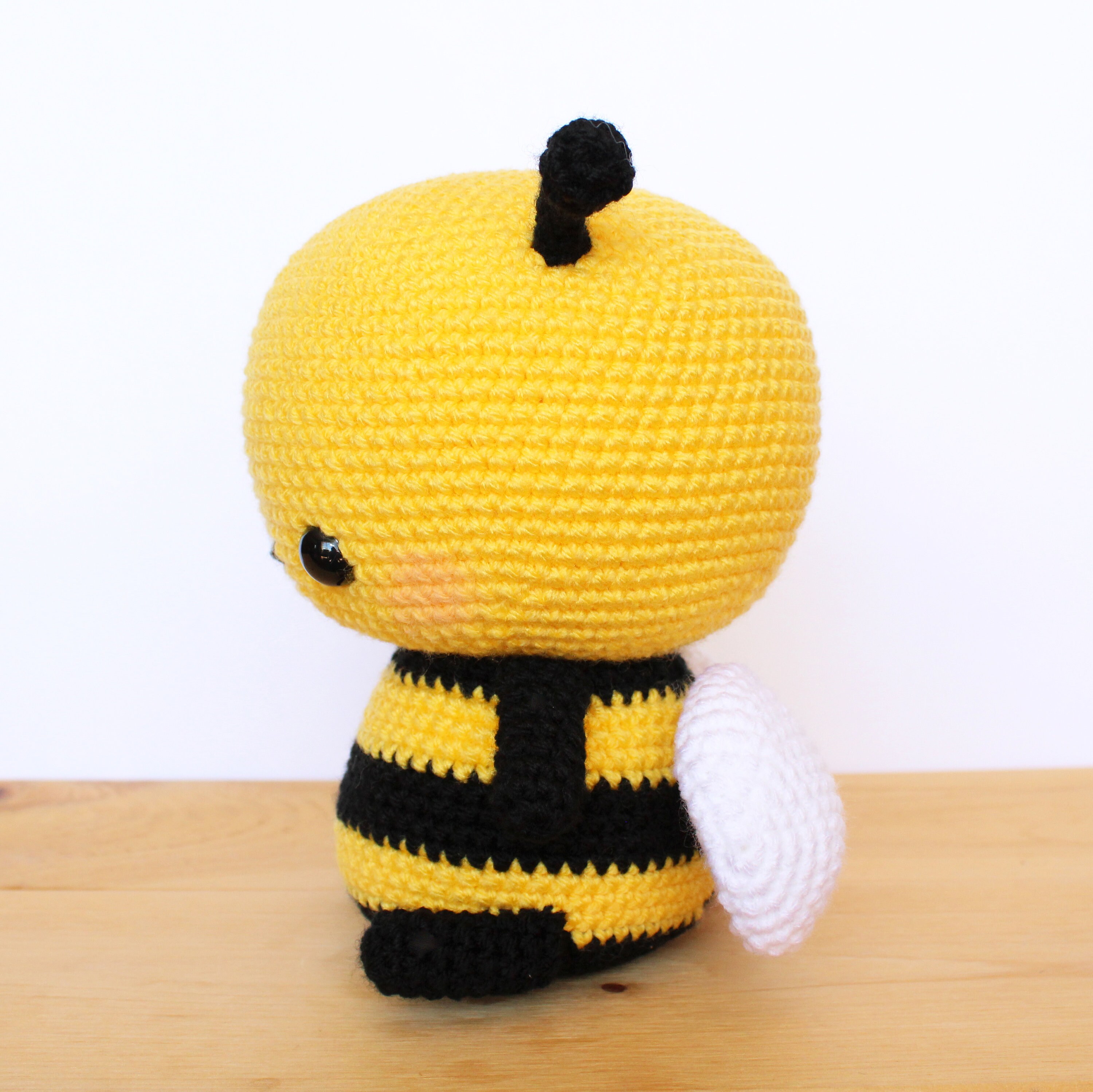 Knitting, Knotting & Crochet Paper, Party & Kids bee in flower Crochet ...