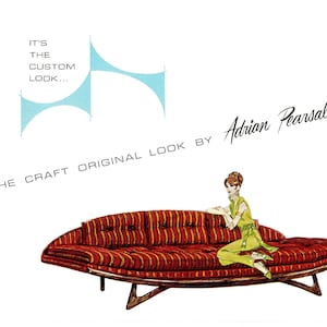 Può includere: Un divano moderno di metà secolo con rivestimento in tessuto a righe rosso e marrone. Il divano ha una forma curva e gambe in legno. Una donna con un vestito verde è seduta sul divano. Il testo "The Craft Original Look by Adrian Pearsall" è scritto sopra il divano. Il testo "It's the Custom Look..." è scritto nell'angolo in alto a sinistra dell'immagine.