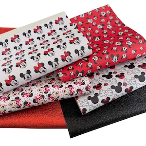 Könnte beinhalten: Ein Stapel Kunstlederstoffbögen in verschiedenen Farben und Mustern. Die Bögen zeigen Minnie Mouse- und Mickey Mouse-Designs auf weißen und roten Hintergründen. Das Bild enthält auch rot glitzernde und schwarz glitzernde Stoffbögen. Der Text "FAUX LEDER" und "STOFF" werden angezeigt.