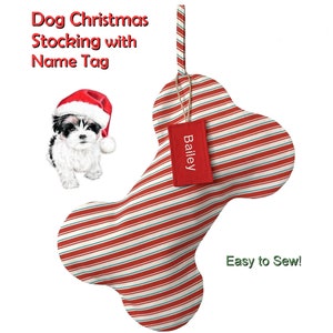 Puede incluir: Una media de Navidad con forma de hueso de rayas rojas y blancas con una etiqueta roja que dice "Bailey". La media está decorada con un pequeño perro blanco que lleva un gorro de Papá Noel. El texto "¡Fácil de coser!" está escrito en verde debajo de la media.