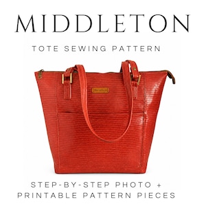 Pode incluir: Uma bolsa tote vermelha com superfície texturizada, duas alças de ombro e um bolso frontal. O texto MIDDLETON TOTE SEWING PATTERN e STEP-BY-STEP PHOTO + PRINTABLE PATTERN PIECES é exibido acima e abaixo da bolsa com uma pequena etiqueta.