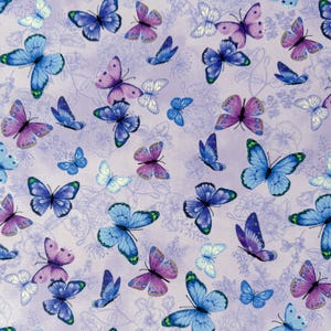 Farfalle in blu e viola di Timeless Treasures, tessuto 100% cotone di alta qualità, cotone per quilting di peso medio, tessuti di alta moda