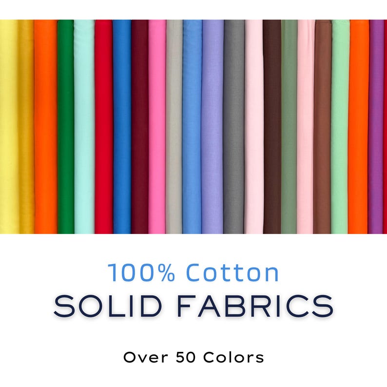 Puede incluir: Una colecci&oacute;n de telas lisas 100% algod&oacute;n dobladas dispuestas en una fila vertical, mostrando un amplio espectro de colores que incluye amarillo, naranja, verde, azul, rojo, rosa, gris, morado, marr&oacute;n y turquesa. Texto: 100% Cotton SOLID FABRICS Over 50 Colors.