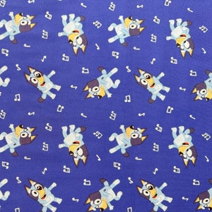 Tessuto di cotone blu con musica da ballo Bluey, NUOVO tessuto Disney Bluey con note musicali, tessuto 100% cotone con licenza.