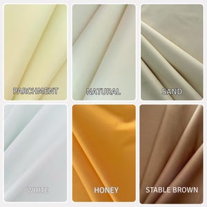 Puede incluir: Una cuadr&iacute;cula de seis muestras de tela en varios colores, cada una etiquetada con texto. Los colores incluyen pergamino, natural, arena, blanco, miel y marr&oacute;n estable. Cada muestra muestra material textil liso y plegado con acabado mate.
