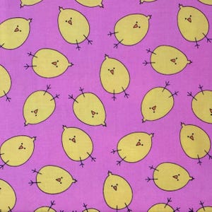 Pollitos amarillos sobre tela de algodón rosa, Andover Fabrics