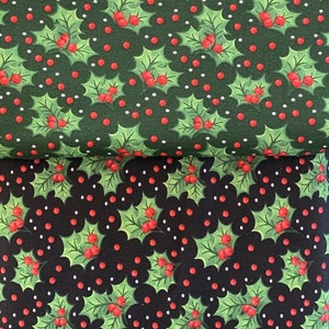 K&ouml;nnte beinhalten: Gr&uuml;ner und schwarzer Stoff mit einem sich wiederholenden Muster aus Stechpalmenbl&auml;ttern und roten Beeren. Der Stoff ist perfekt f&uuml;r Bastelprojekte wie Weihnachtsdekorationen, Quilts und Kissen.