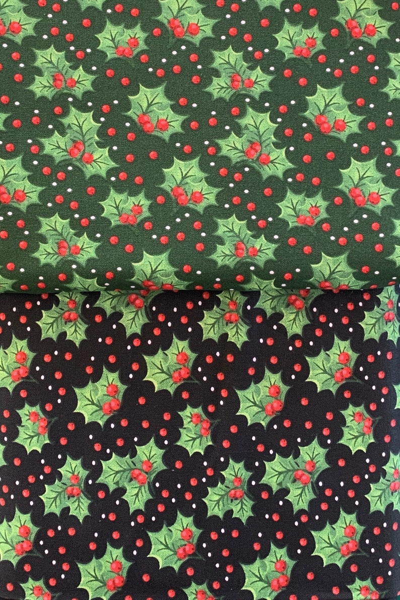 K&ouml;nnte beinhalten: Gr&uuml;ner und schwarzer Stoff mit einem sich wiederholenden Muster aus Stechpalmenbl&auml;ttern und roten Beeren. Der Stoff ist perfekt f&uuml;r Bastelprojekte wie Weihnachtsdekorationen, Quilts und Kissen.