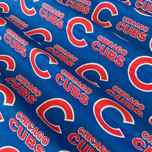 Tessuto Chicago Cubs, 100% cotone, tessuto con logo della squadra MLB, tessuto con licenza per peso trapuntato, Go Cubs!