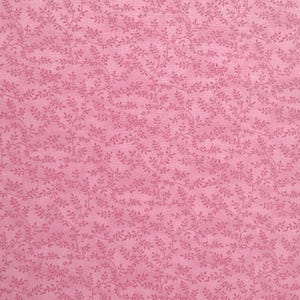 Puede incluir: Tela rosa con un delicado patrón de pequeñas hojas y ramas de color rosa claro.