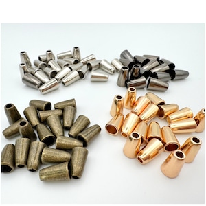 Puede incluir: Un juego de tres tazas de cerámica con un acabado mate moteado. Las tazas son de color crema, gris claro y gris oscuro. Cada taza tiene un diseño simple y minimalista.