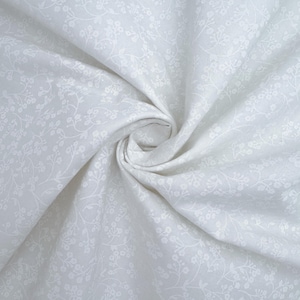 Tela de algodón floral blanca, grosor acolchado, 45" de ancho