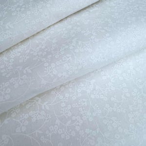 Tessuto bianco piccolo floreale su bianco 100% cotone, cotone per trapuntatura, tessuto per arredamento, tessuto tagliato su misura, mezzo metro,