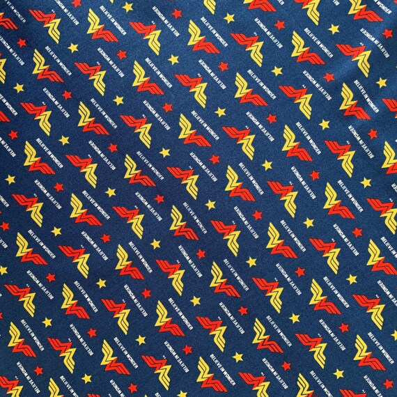 Wonder Woman Farbglas Von DC Comics – 74 X 44 X 9 Cm, Farbenfrohes Dekorationsstück