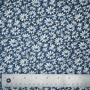 Tecido Crazy Daisy 100% algodão, tecido de algodão para quilting, margaridas em azul jeans por quarto, meio e metro inteiro, vestuário, decoração para casa