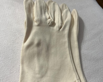 Vintage White Embroidered Floral Gloves