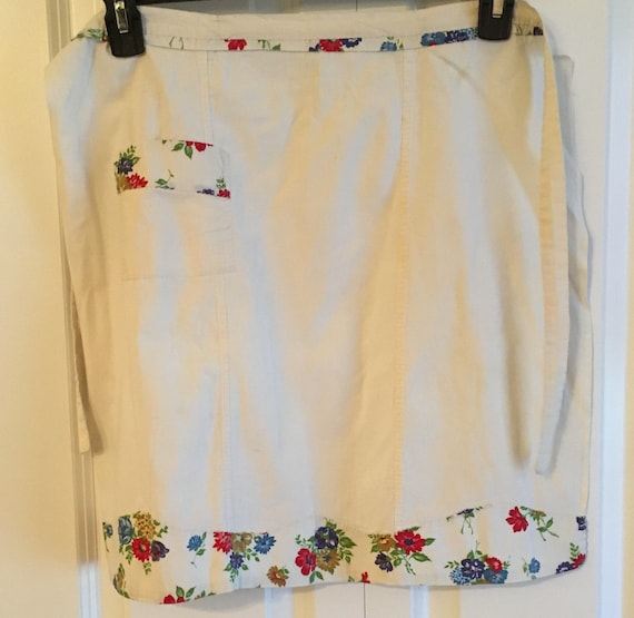Vintage white and floral waist apron, kitchen apron, apron, vintage apron, floral apron, housekeeping apron