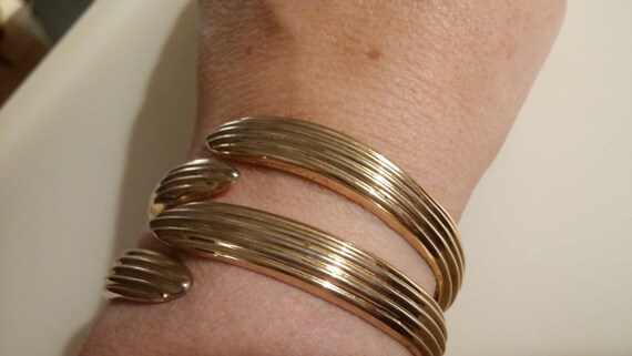 Gold cuff bracelet, Vintage gold tone cuff bracel… - image 3