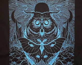 STRANGE FAMILIE podcast – The Eyes of Night (BLUE) – t-shirt – paranormal – hohe Strangeness – Eule – Luna Motte