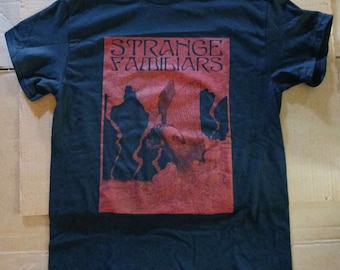 STRANGE FAMILIE podcast – Mottenmann – t-shirt – Paranormal – Kryptide – UFOs – hohe Strangeness