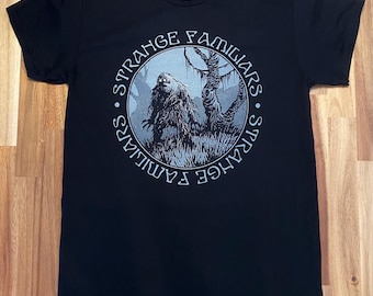 Sumpfwesen! – STRANGEFAMILIARS podcast – t-shirt – bigfüße – Sasquatch – folkore – paranormal – hohe Strangeness