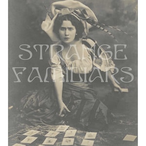 TAROT Kartenleser – Fotodruck – Strange Familiars Photography Collection #2 – Wahrsagerin