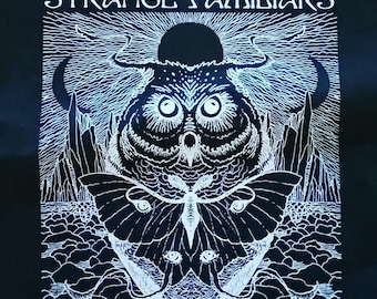 STRANGE FAMILIE podcast – The Eyes of Night (WEISS) – t-shirt – paranormal – hohe Strangeness – Eule – Luna Motte