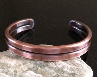 Bracelet en cuivre pour homme - Ajustable, fil de cuivre martelé plat de calibre 4, patine, double barre, cadeau du 7e anniversaire - Fabriqué à la main par JW