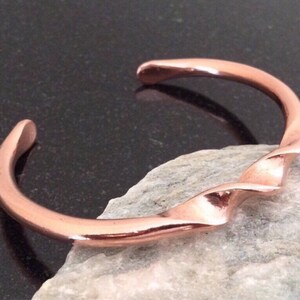 Pulsera de cobre ajustable, alambre trenzado calibre 4, brillante, extremos martillados, regalo para el séptimo aniversario.