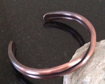 Bracelet en cuivre - Ajustable, fil de cuivre de calibre 6, patine, double barre croisée, extrémités martelées, cadeau du 7e anniversaire - fabriqué à la main par JW