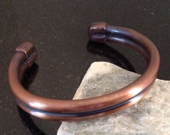Pulsera de cobre para hombre, ajustable, alambre calibre 4, pátina, doble barra, extremos rematados, regalo para el séptimo aniversario.