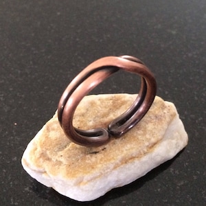 Anillo de cobre - Ajustable, alambre de cobre calibre 10, pátina, banda doble trenzada de 3/16 pulgadas (4,76 mm) de ancho - Hecho a mano por JW