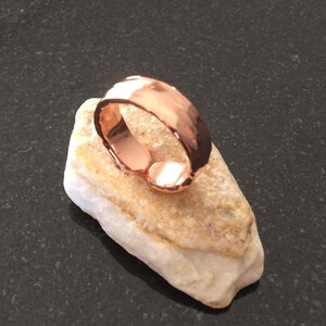 Anillo de cobre ajustable de 6,35 mm de ancho, calibre 6, martillado, brillante.