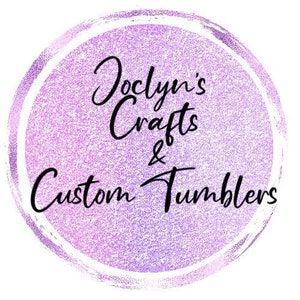 Pu&ograve; includere: Un cerchio di glitter viola e bianco con il testo "Joclyn's Crafts & Custom Tumblers" in nero.