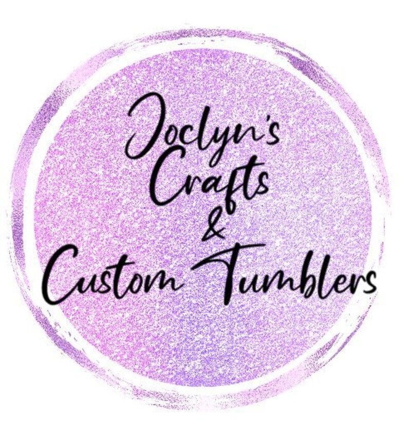 Pu&ograve; includere: Un cerchio di glitter viola e bianco con il testo "Joclyn's Crafts & Custom Tumblers" in nero.