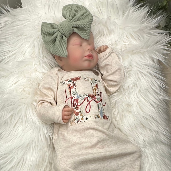 Ensemble robe et noeud personnalisés pour bébé fille | tenue florale vintage neutre pour la maison | Cadeau baby shower | Ensemble fille sauge et moutarde