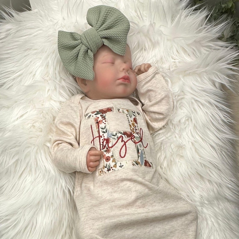 Personalized baby girl gown and bow set | Vintage floral oatmeal coming home outfit Sage Burgundy immagine 1