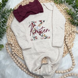 Personalized baby girl gown and bow set | Vintage floral oatmeal coming home outfit Sage Burgundy immagine 3