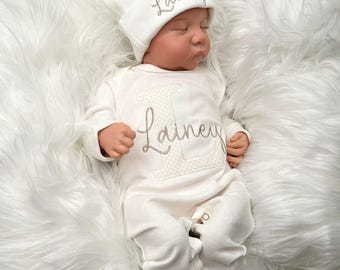 Conjunto de ropa personalizada para bebé niña: pelele y gorro con monograma y nombre bordado. Ropa unisex para recién nacida para la salida del hospital.