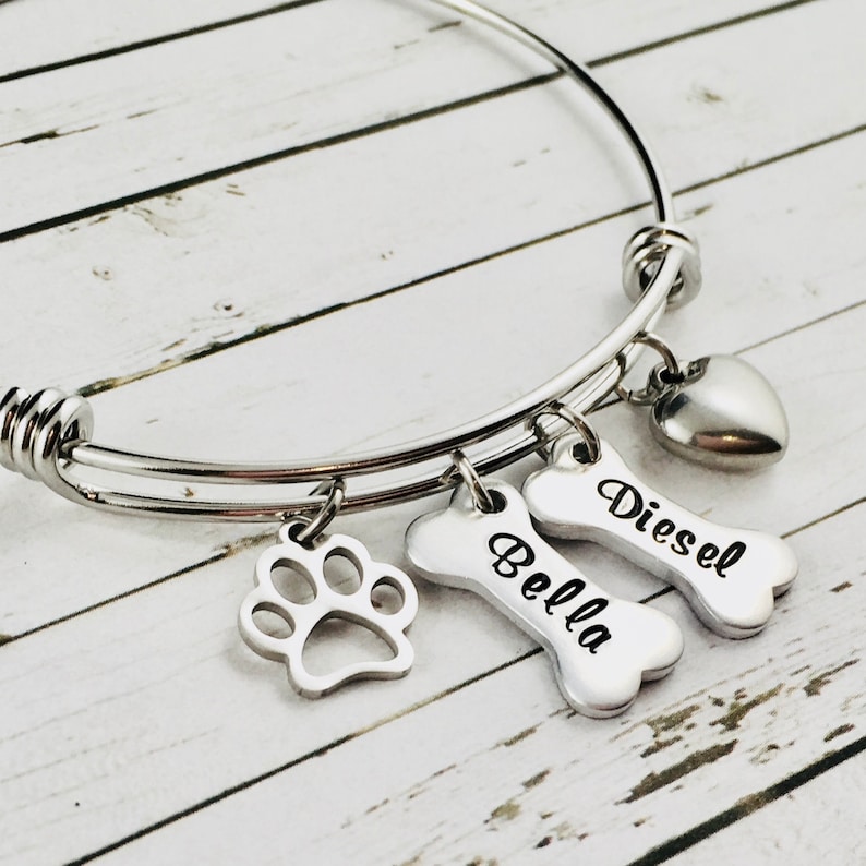 Dog Bone Bracelet, Hand Stamped Custom Pet Names, Uitbreidbare armband, Dog Mum Bracelet, Pet Jewelry, Dog Lover Gifts, Animal Lover Gift, afbeelding 1