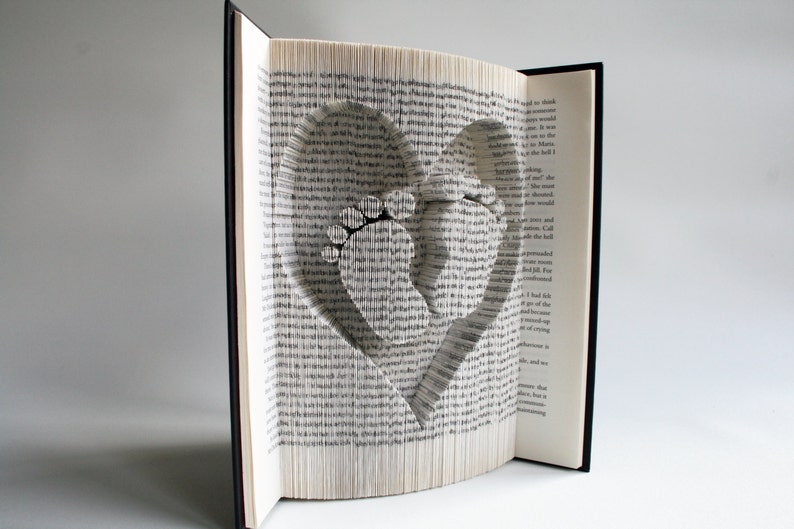 Modèle de pliage de livres en pouces Pieds de bébé en coeur : tutoriel de pliage de livres, couper et plier, téléchargements gratuits pour personnaliser votre cadeau image 2