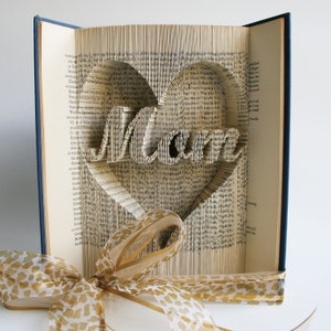 Boekvouwpatroon Moederdag Mom in Heart gesneden en gevouwen: gratis afdrukbare downloads (pdf) om je cadeau te personaliseren.