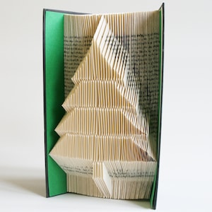 Christmas Tree Book Folding Pattern 2 looks: Free printable downloads (pdf) to personalise your gift and full step by step tutorial.