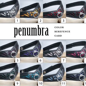 K&ouml;nnte beinhalten: Farbkarte f&uuml;r ein Lederhalsband mit einem dekorativen Ausschnittmuster. Das Halsband ist in 12 verschiedenen Farben erh&auml;ltlich, darunter Wei&szlig;, Gelb, Rot, Rosa, Lila, Blau, Gr&uuml;n und Schwarz.