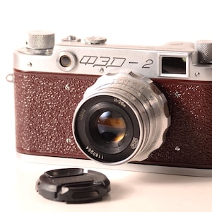 Cámara Leica FED 2 roja oscura de la URSS, reacondicionada, de película de 35 mm, con lente Industar-26 M, en perfecto estado de funcionamiento.