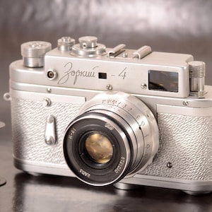 Unieke zilveren Zorki-4 onderhouden CLA gerenoveerde Zorkiy USSR Leica filmcamera met ZILVEREN Industar-61 2,8/52 mm lens, volledig werkend